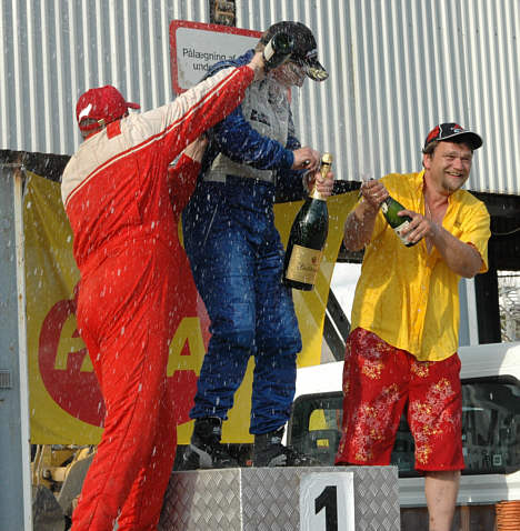 Ib Kragh kan køre rallybil, men han kan ikke åbne champagne. Det udnyttede konkurrenterne Lars Kragh og Henning Fabricius til at oversprøjte ham efter NCC RallySprint 2007.